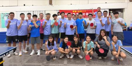 115年度連江縣運動i台灣2.0桌球聯誼賽5月30、31日舉行，賽後由馬防部指揮官尹昌榮及副縣長陳冠人為前三名頒獎勉勵。（圖：連江縣桌球委員會）