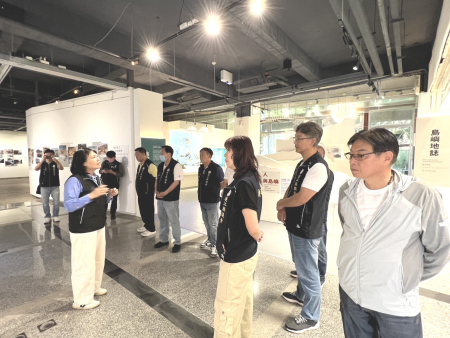 縣議會前往大同之家、民俗文物館「時光島影」AI修復照片展進行縣政考察。（圖／文：馮紹夫）