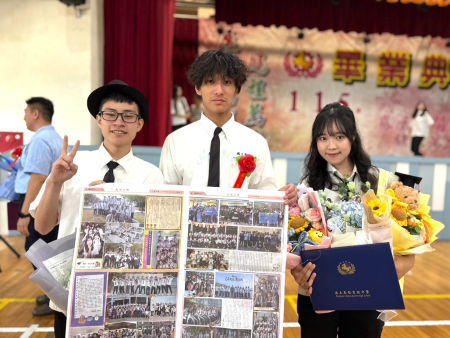馬祖高中畢業生特別拿著馬祖日報製作的畢業特刊合影留念。（圖／文：鄭綿綿）