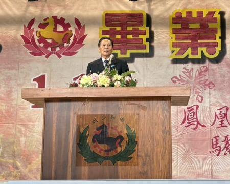 馬祖高中昨（2）日舉行畢業典禮，場面隆重又溫馨，縣長王忠銘特別出席祝福畢業生們鵬程萬里，勇敢追夢。（圖／文：鄭綿綿）