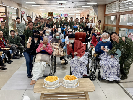 馬防部指揮官慰問大同之家　致贈榮民、榮眷端午節禮盒