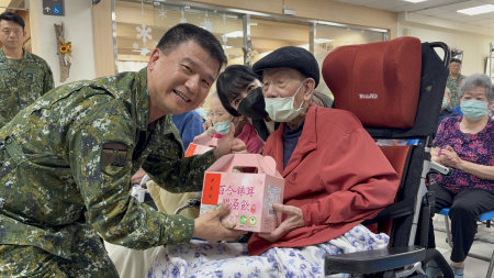 馬防部尹指揮官在端午節前夕率官兵慰問大同之家，並致贈榮民、榮眷端午節禮盒，展現國軍照顧袍澤及愛護百姓心意。（圖／文：王致潔）