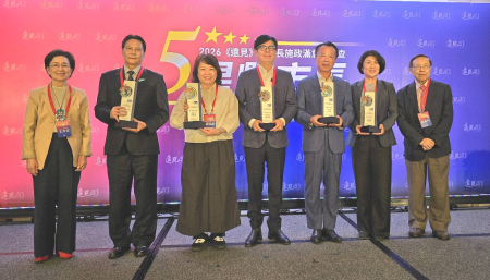 《遠見》2026年縣市長施政滿意度調查五星縣市長贈獎典禮，縣長王忠銘榮獲五星首長殊榮，並與全國共同榮獲的縣市長合影留下珍貴畫面。（圖：本報）