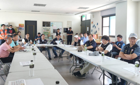 連江縣議會5日前往北竿進行縣政考察，實地聽取大坵島聯外道路、大坵遊客中心、中山國中新建工程及塘后橋等重大工程簡報，並前往現場了解施工進度及後續規劃情形。（圖／文：鄭禮頤）