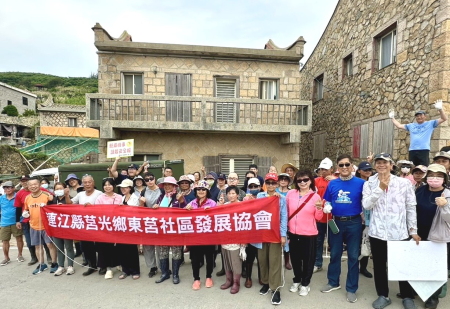 東莒社區發展協會號召鄉親前往福正沙灘淨灘，近百位民眾響應參與。（圖／文：蔡夢玲）