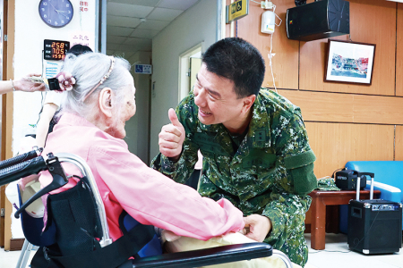 指揮官與榮民熱情互動。