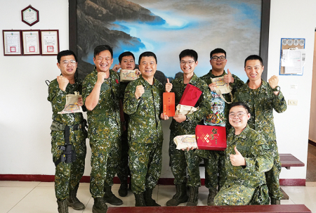 指揮官實施座談，慰勉官兵辛勞。