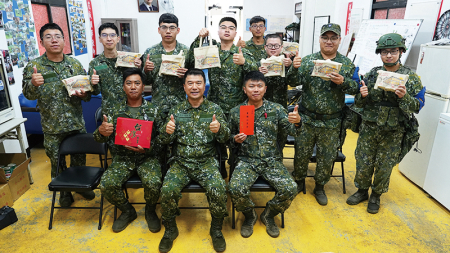指揮官親赴據點致贈端節慰問品 ，關懷官兵生活。