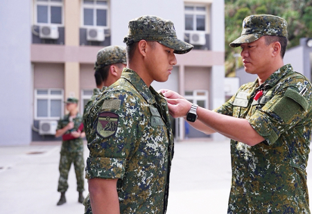 大隊長為晉任官兵授階，提升官兵榮譽。