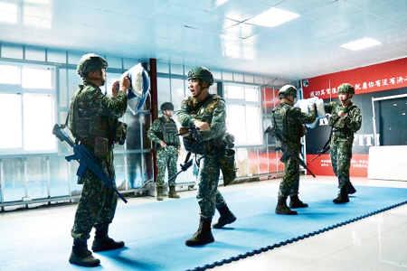 官兵針對刀術運用實施訓練。