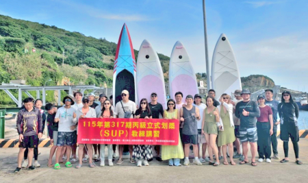 馬祖國家風景區管理處於東引辦理SUP立式划槳教育訓練，20名學員完成學術科測驗並順利取得丙級教練證照。（圖：馬管處）
