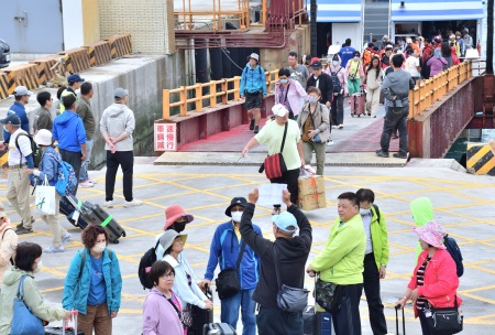 南北之星2號10日恢復東引航線營運，鄉長林德建、鄉代會主席陳子驎及鄉民代表前往碼頭，實地了解旅客搭乘情形與乘船感受；同時要求建立完善配套措施，確保交通穩定與旅客權益。（圖／文：陳其敏）