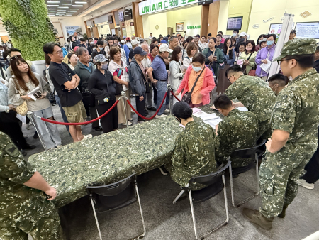 馬祖10日成功爭取4架次軍機疏運，在軍民航合力下，單日共計疏運1164位旅客返台。（圖／文：王致潔）