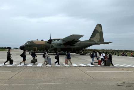 軍機、民航機合力疏運　1164人返台