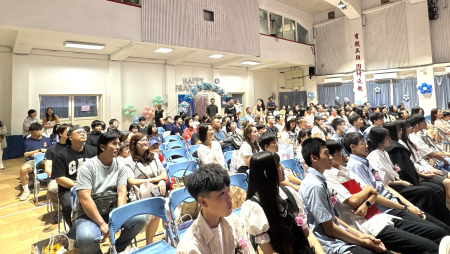中正國中小昨（11）日舉行畢業典禮，場面溫馨，校長林元忠祝福畢業生們鵬程萬里。（圖／文：鄭綿綿）