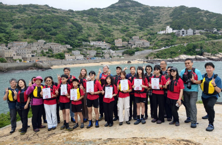中山國中及塘岐國小畢業生11日搭船前往龜島領取證書，在師長、家長陪同下完成別具意義的領證儀式，也為國中、小學生活增添一段珍貴回憶。（圖／文：鄭禮頤）