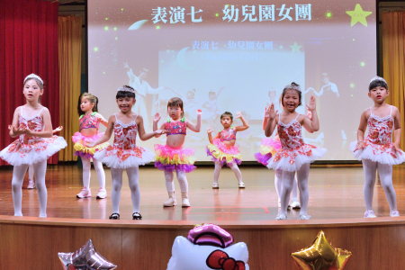 東引國中小暨附幼畢業典禮溫馨登場，各年級學生帶來精彩演出，展現多元學習成果。全校師生、家長與各界貴賓齊聚，見證畢業生邁向人生新階段的重要時刻。（圖／文：陳其敏）
