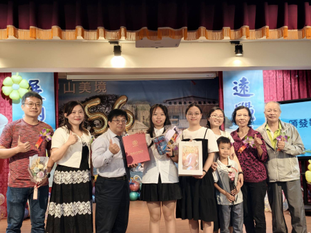 中山國中12日舉辦114學年度畢業典禮，11位畢業生在師長、家長及學弟妹祝福下完成國中學業，帶著滿滿回憶邁向人生下一個階段。（圖／文：鄭禮頤）