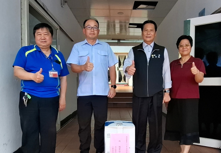 縣長王忠銘致贈海岸巡端節慰問禮品，感謝同仁守護馬祖海域安全。（圖：縣府）