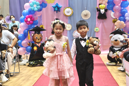 滿載祝福　介壽幼兒園43位畢業生邁向人生新里程。（圖與文：王致潔）