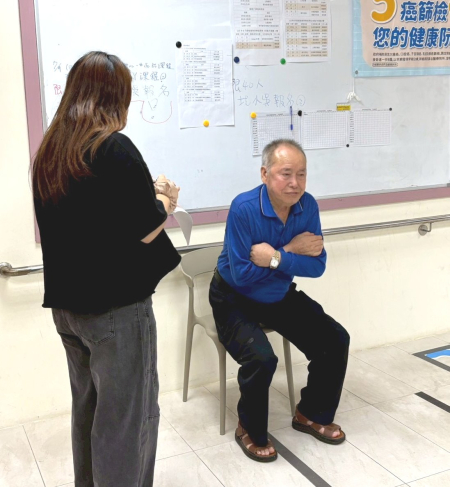 北竿衛生所辦理銀髮健身俱樂部暨失智友善宣導活動，首週課程先為長者進行ICOPE前測評估，並帶領大家進行體適能活動，鼓勵培養規律運動習慣。（圖：北竿衛生所提供）