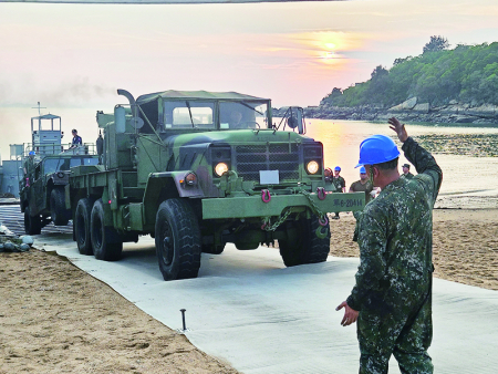 保修連官兵實施悍馬車拖運作業。