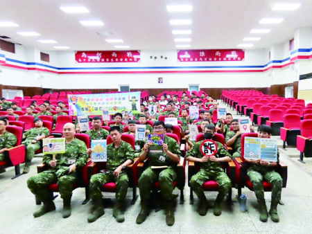 官兵持宣導手卡合影，共維軍人榮譽。