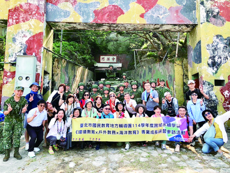 參訪人員於坑道外合影，展現軍民交流的深厚情誼。