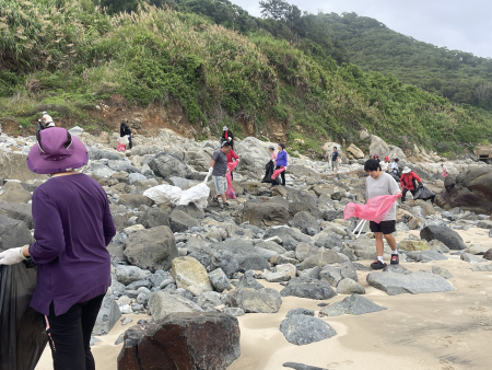守護海洋愛地球，連江縣婦女會西莒分會辦理淨灘活動，維護海洋生態環境。（圖／文：宋幸儒）