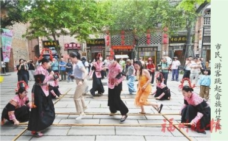 市民、遊客跳起畬族竹竿舞。