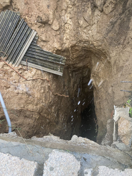 東莒大浦魚寮旁受連日豪雨影響，地基遭掏空形成坑洞，現場已拉起警戒線提醒民眾勿靠近。（圖／文：蔡夢玲、大坪村長鄭智新提供）
