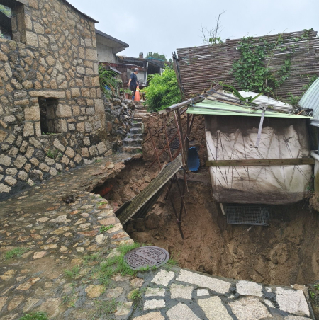 連日豪雨　東莒大浦魚寮旁地基掏空