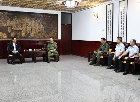 縣長王忠銘、副議長林明揚代表地方向馬防部、海巡與岸巡單位致贈端節敬軍加菜金，表達最誠摯的敬意與感謝。（圖／文：王致潔）