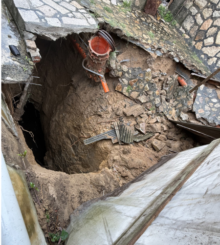 連日豪雨造成東莒大浦聚落魚寮周邊地基掏空，莒光鄉長陳樂禮昨日率員現地勘查；掏空範圍有擴大跡象，提醒鄉親勿貿然前往。（圖／文：蔡夢玲）