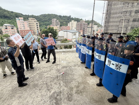 因應選舉年可能出現的陳情抗議相關狀況，連江縣警察局日前舉行115年度機動保安警力實警演練暨阻材架設演練，強化應變能力。（圖／文：王致潔）