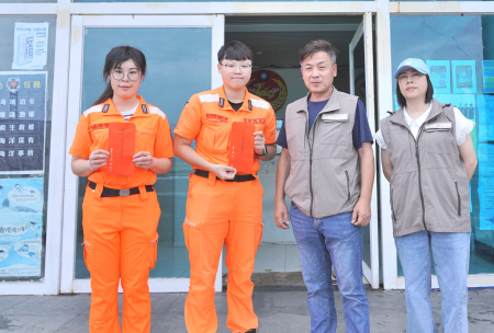 東引鄉長林德建代表縣長王忠銘慰問東引地區駐軍及海巡單位，致贈加菜金，祝賀端午佳節愉快。（圖：東引鄉公所）