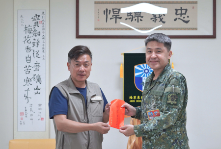 慰勉國軍及海巡戍守東引辛勞　林德建代表縣長致贈端節加菜金