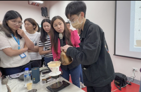 連江縣人事處主辦性別平等教育研習課程，結合咖啡體驗活動，讓同仁在輕鬆氛圍中獲得性平意識及對相關法規之了解。（圖／文：鄭綿綿）