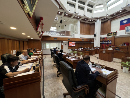 議會議案審查　通過議員提案19案、縣府墊付款13案