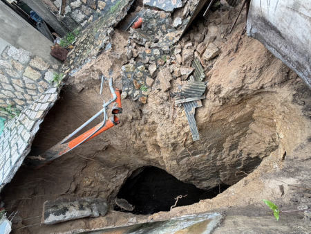 東莒大浦魚寮周邊地基掏空範圍持續擴大，縣府與地方代表昨日現地會勘，研議後續搶修方向。（圖／文：蔡夢玲）