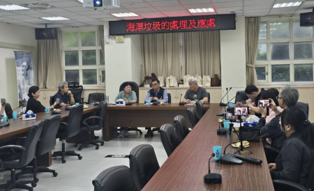 台灣公民參與協會10位公民記者來馬，與環資局長陳忠義就在地海漂垃圾、資源循環及離島永續發展等議題進行交流。（圖：連江縣環資局）