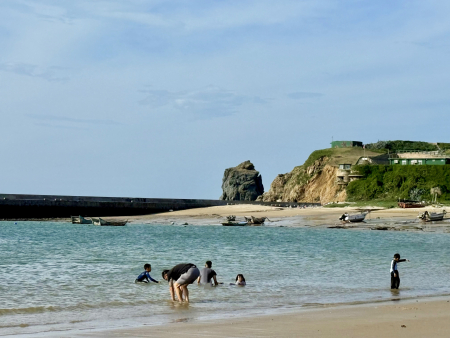 端午連假首日，東莒福正沙灘午後湧現人潮，享受悠閒海島時光。（圖／文：蔡夢玲）
