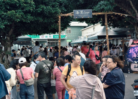 北竿假日市集「星光海風樂在北竿」19日晚間熱鬧登場，吸引大批鄉親與遊客到場參與，在音樂演出、市集活動及互動體驗陪伴下，共度熱鬧歡樂的夏夜時光。（圖／文：鄭禮頤）