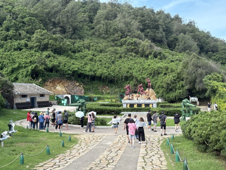 近年來到馬祖搭乘搖櫓船追藍眼淚，已經成為不少遊客喜愛的行程之一。（圖／文：鄭綿綿）
