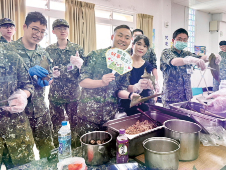 官兵動手包製粽子，傳承傳統端午文化。