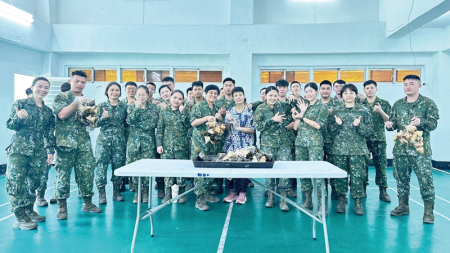 官兵攜帶成品合影，一同慶祝端節。