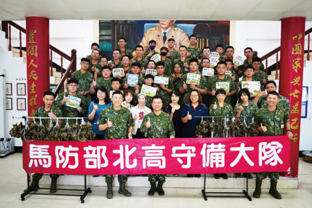 官兵參與端午活動合影，凝聚團隊向心。