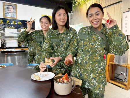 餐廳粽香四溢，官兵歡聚一堂，共享溫馨端節。