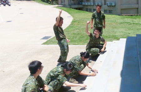 官兵參與立蛋活動，感受端節氛圍。