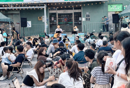 北竿假日市集20日晚間邁入第二場次，現場人潮依舊絡繹不絕，民眾在音樂演出、美食及海風陪伴下，共度熱鬧愜意的夏夜時光。（圖／文：鄭禮頤）